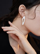 Load image into Gallery viewer, White Oil-drop Glaze Earrings E0561