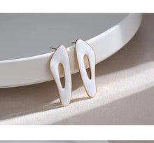 Load image into Gallery viewer, White Oil-drop Glaze Earrings E0561